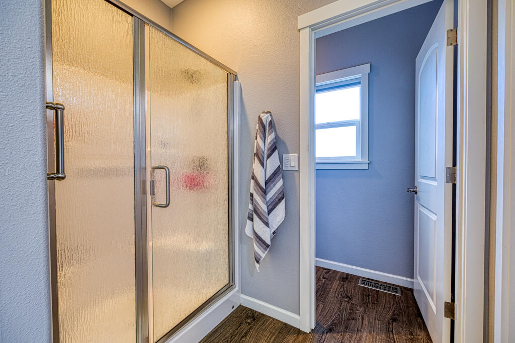 11264 Kestrel Road Klamath Falls, OR 97601 - Photo 15 of 34 Shower in Primary Bathroom