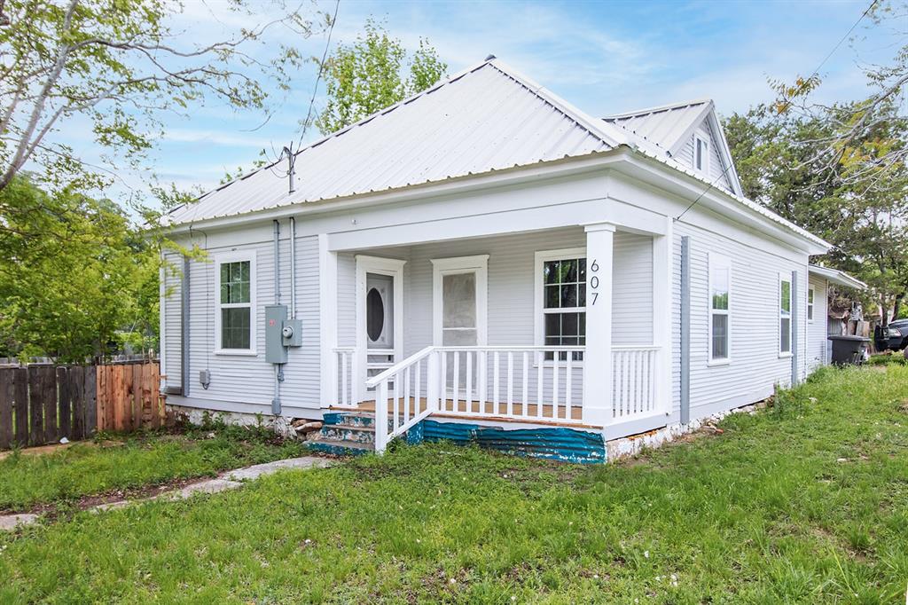607 West 6th Street Brady, TX 76825 - Photo 1 of 32 a view of a house with a yard