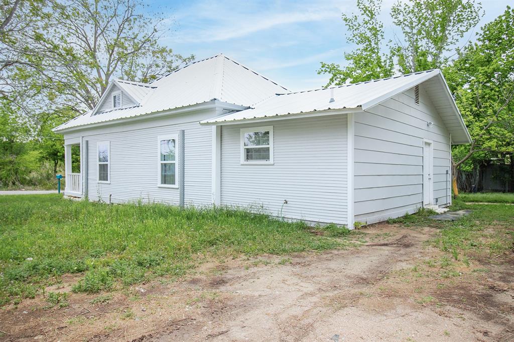 607 West 6th Street Brady, TX 76825 - Photo 25 of 32 a view of a house with a yard and garage