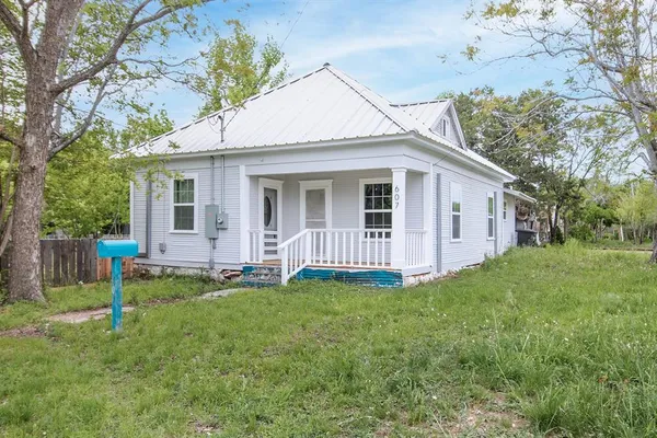 $130,000 | 607 West 6th Street, Brady, TX 76825