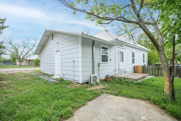 $130,000 | 607 West 6th Street, Brady, TX 76825