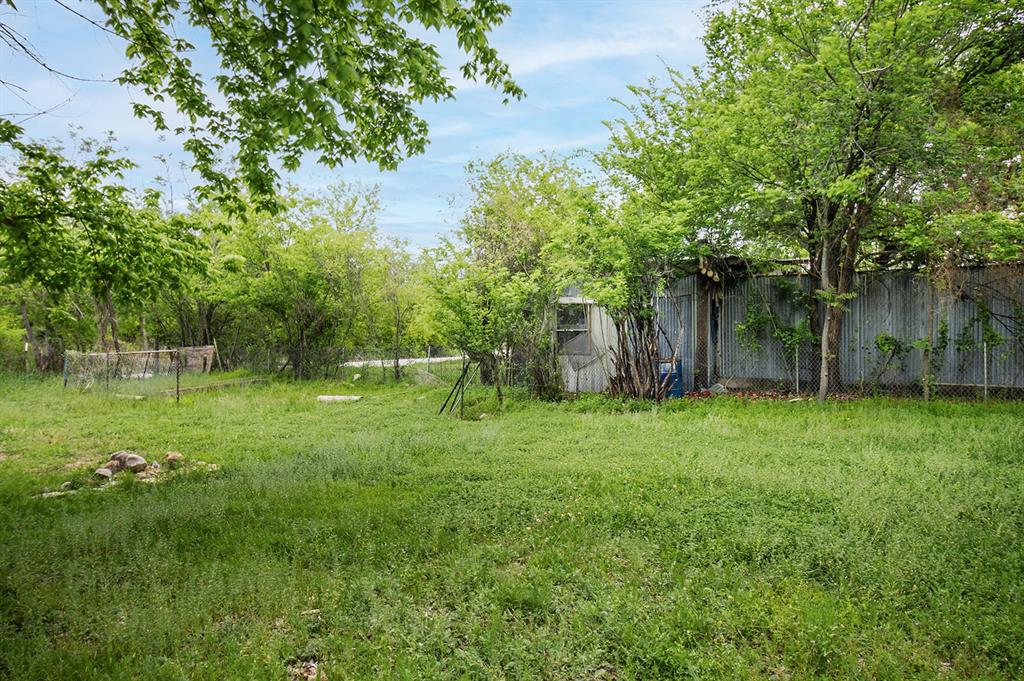 607 West 6th Street Brady, TX 76825 - Photo 32 of 32 a backyard of a house with lots of green space