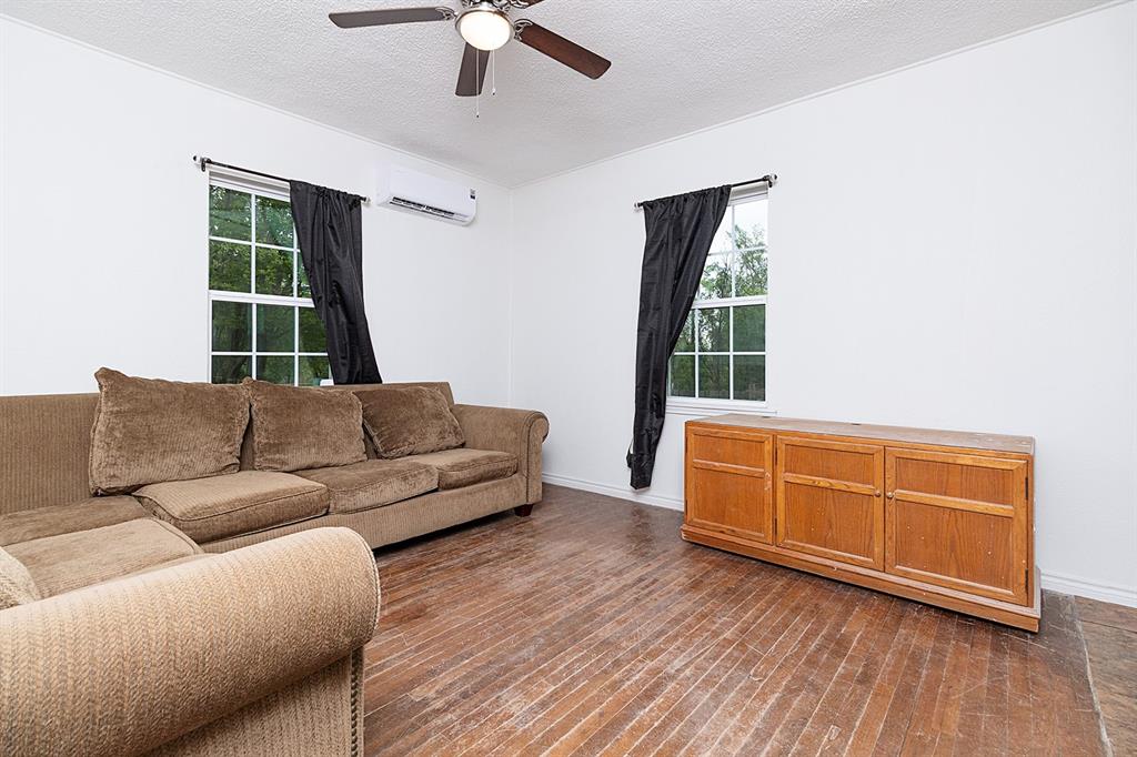 607 West 6th Street Brady, TX 76825 - Photo 8 of 32 a living room with furniture and a window