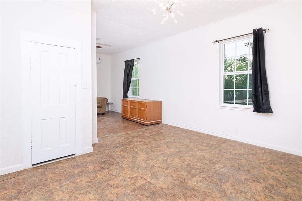 607 West 6th Street Brady, TX 76825 - Photo 10 of 32 an empty room with windows