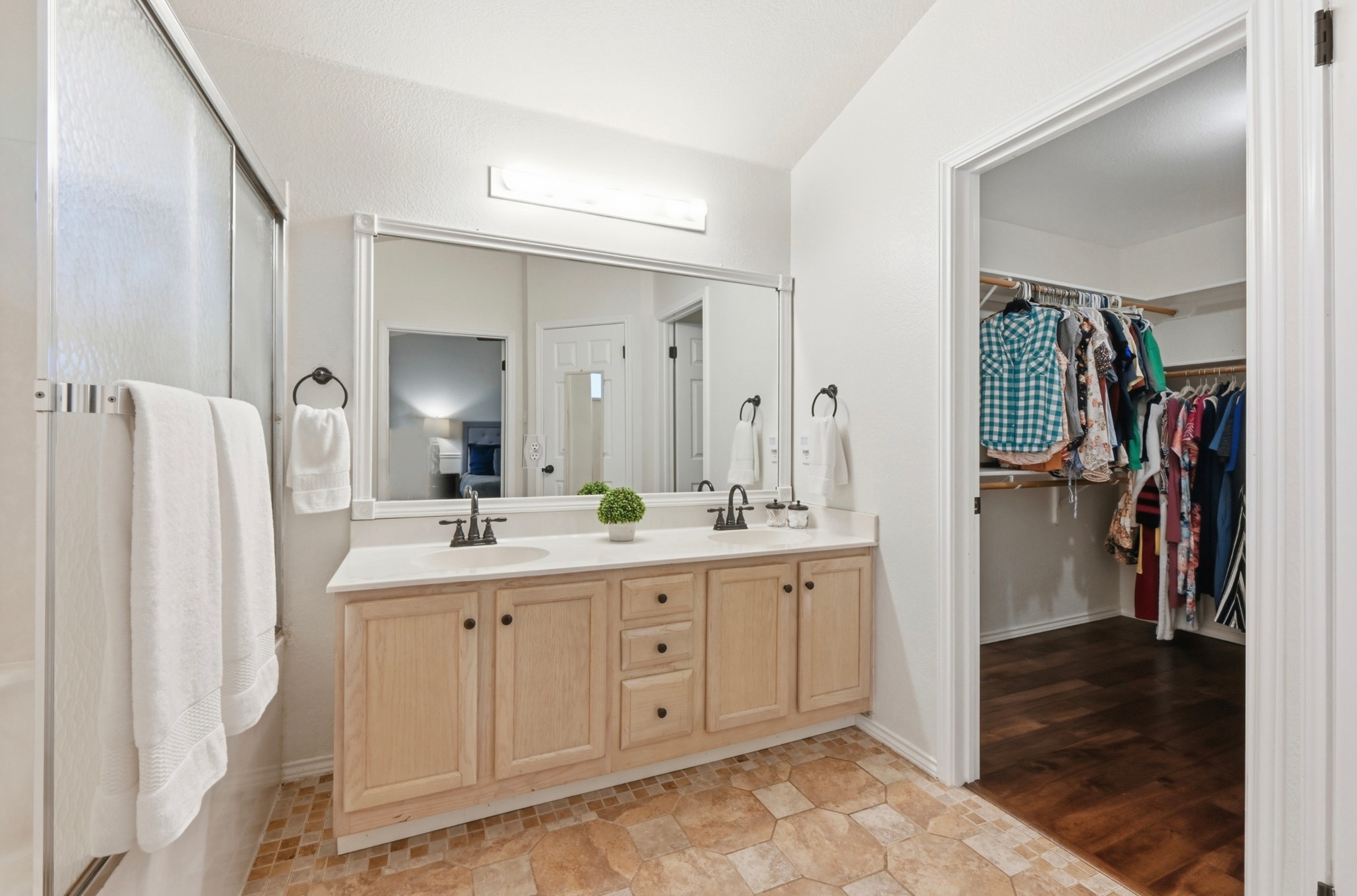 1409 Knoll Ridge Drive Cedar Park, TX 78613 - Photo 18 of 30 Double vanities and a spacious walk-in closet provide comfort and convenience.