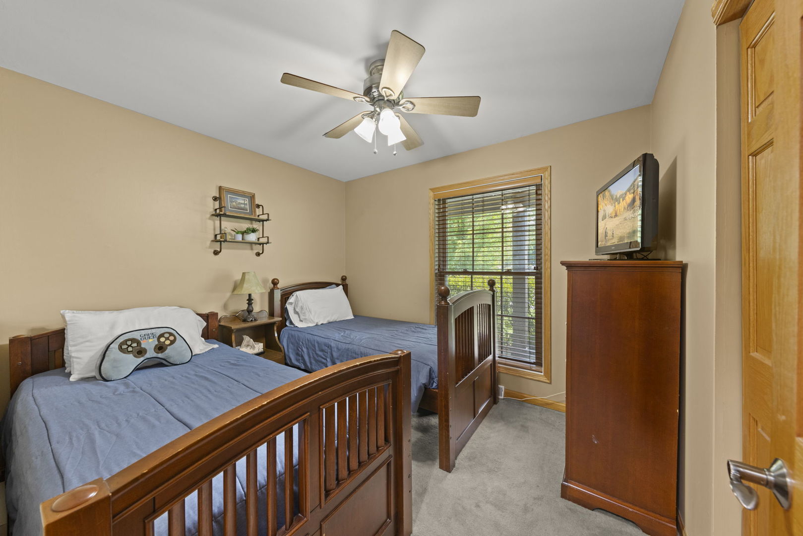 49 Old Post Road Montgomery, IL 60538 - Photo 15 of 31 a view of a livingroom with furniture