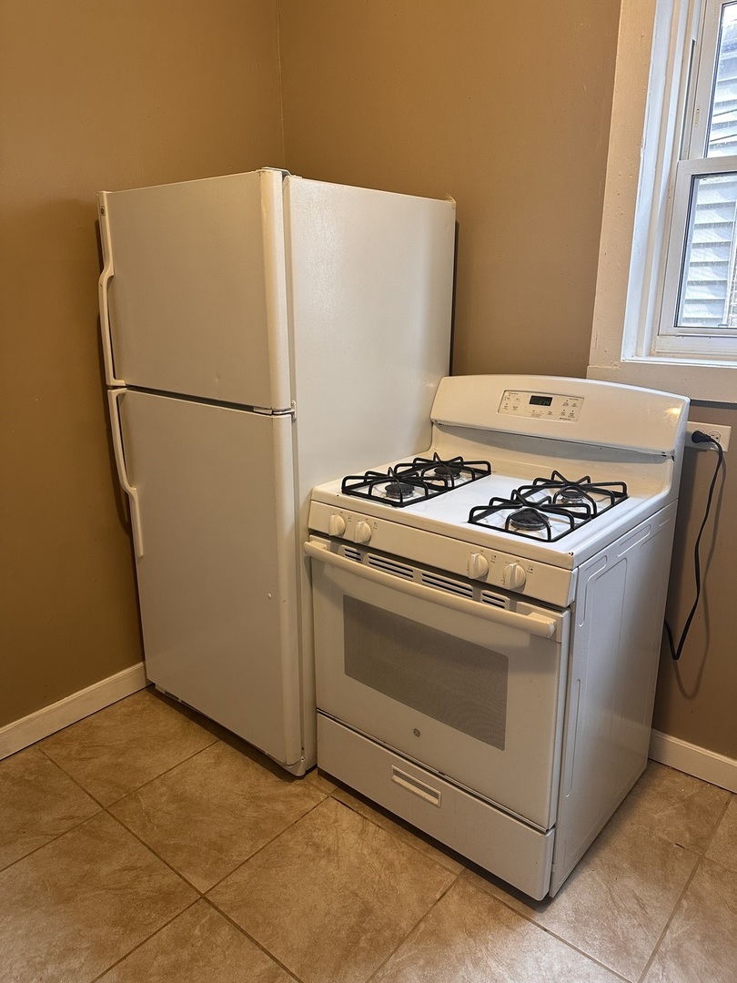 5658 South Honore Street, Unit 1F Chicago, IL 60636 - Photo 5 of 7 a stove top oven sitting inside of a kitchen