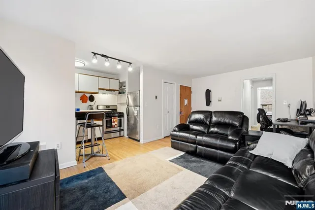 $525,000 | 152 6th Street, Unit 4, Hoboken, NJ 07030