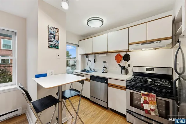 $525,000 | 152 6th Street, Unit 4, Hoboken, NJ 07030