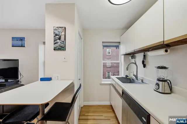 $525,000 | 152 6th Street, Unit 4, Hoboken, NJ 07030