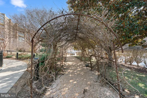 $374,900 | 8340 Greensboro Drive, Unit 623, McLean, VA 22102