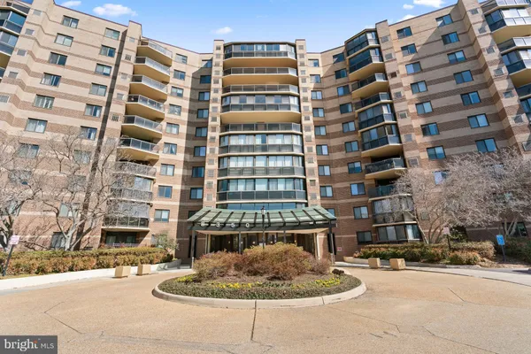 $374,900 | 8340 Greensboro Drive, Unit 623, McLean, VA 22102