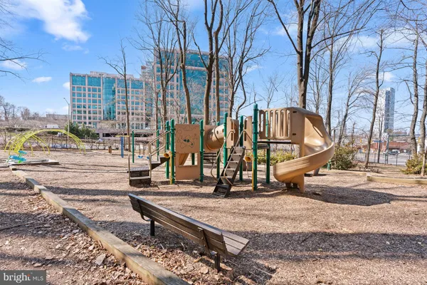 $374,900 | 8340 Greensboro Drive, Unit 623, McLean, VA 22102