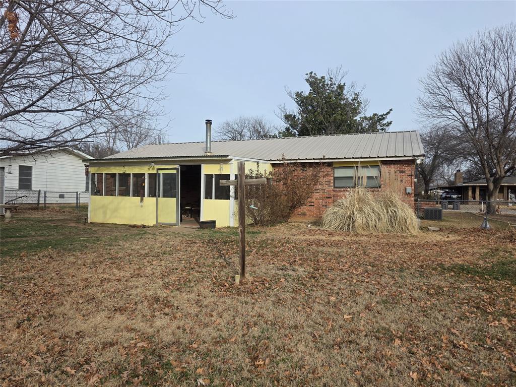 506 Hall Street Graham, TX 76450 - Photo 5 of 28