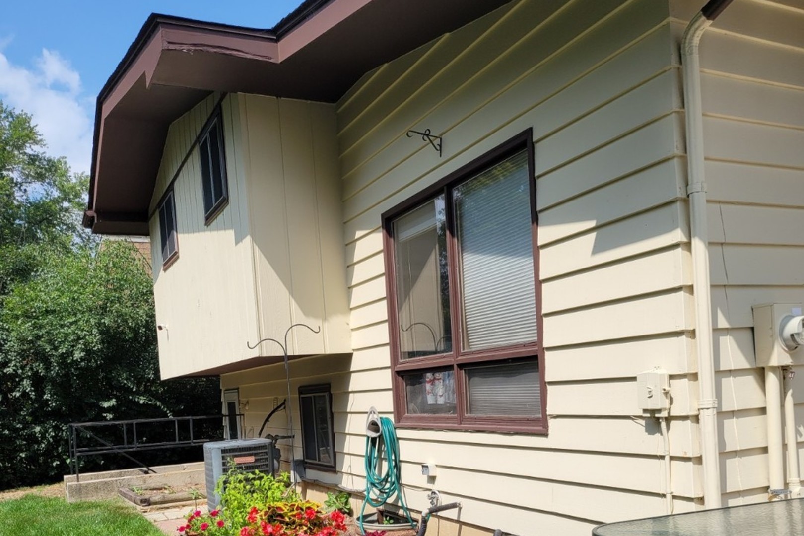 532 Northgate Road Lindenhurst, IL 60046 - Photo 2 of 4 a view of building with green space