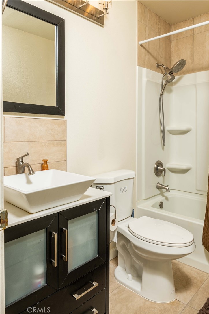 16710 Orange, Unit L59 Paramount, CA 90723 - Photo 20 of 26 Primary Bathroom