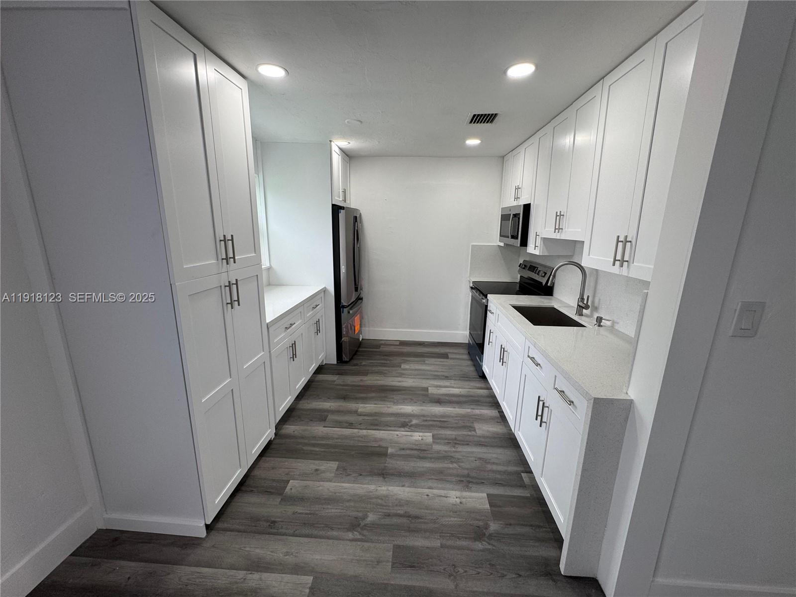 5611 Southwest 38th Street Davie, FL 33314 - Photo 2 of 14