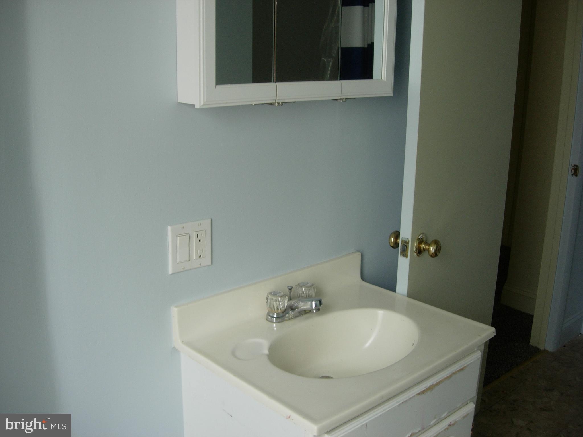 628 Locust Street Reading, PA 19604 - Photo 15 of 25 upstairs bath - very roomy!!