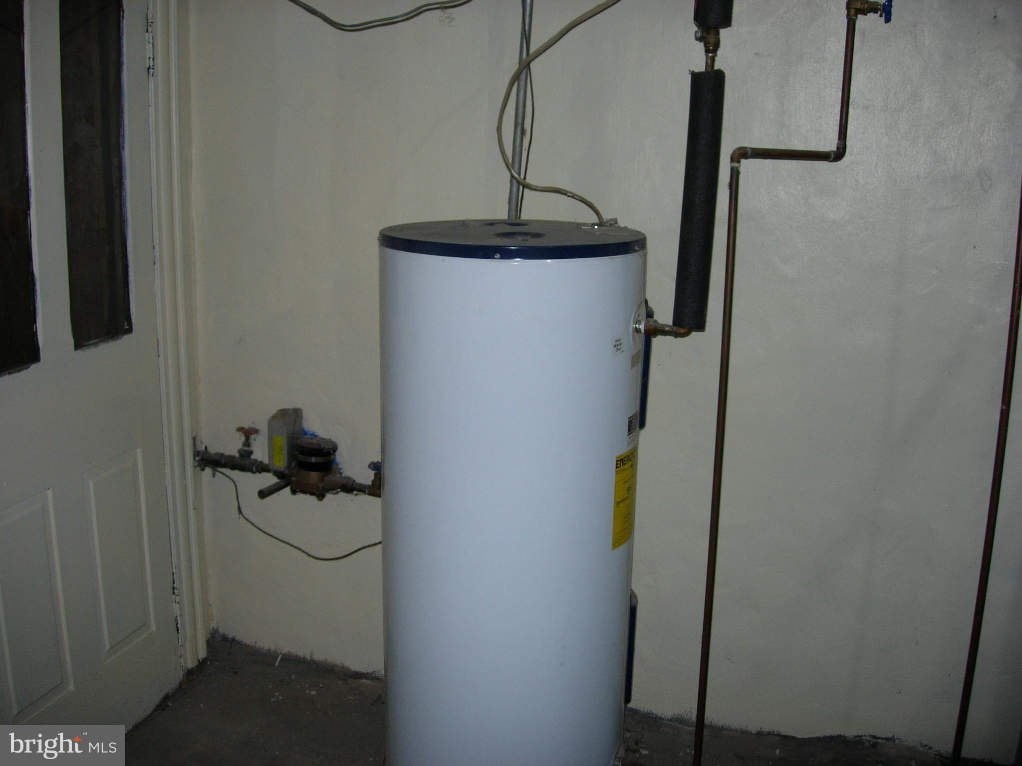 628 Locust Street Reading, PA 19604 - Photo 23 of 25 electric hot water