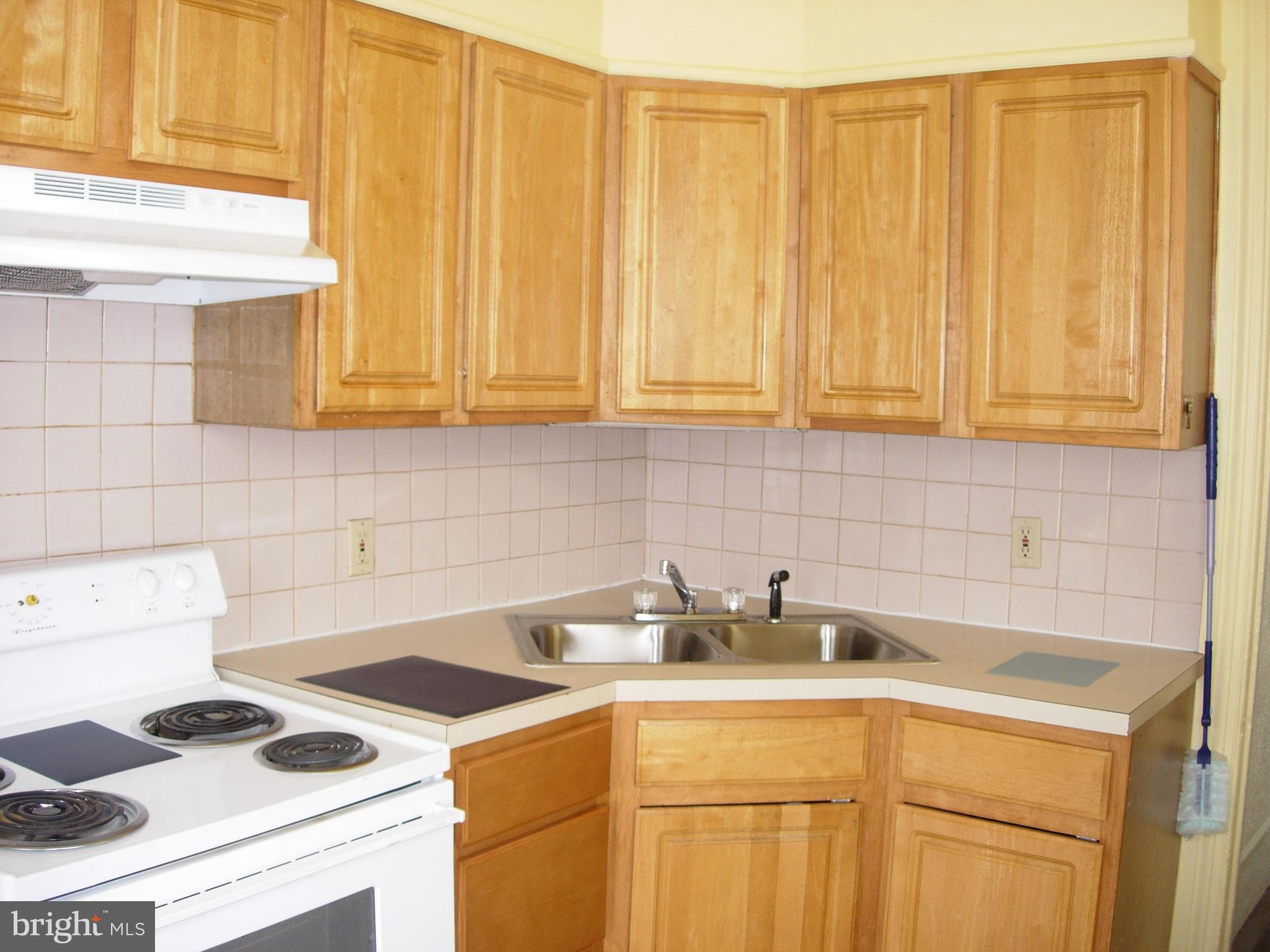 628 Locust Street Reading, PA 19604 - Photo 8 of 25 nice oak cabinetry in kitchen