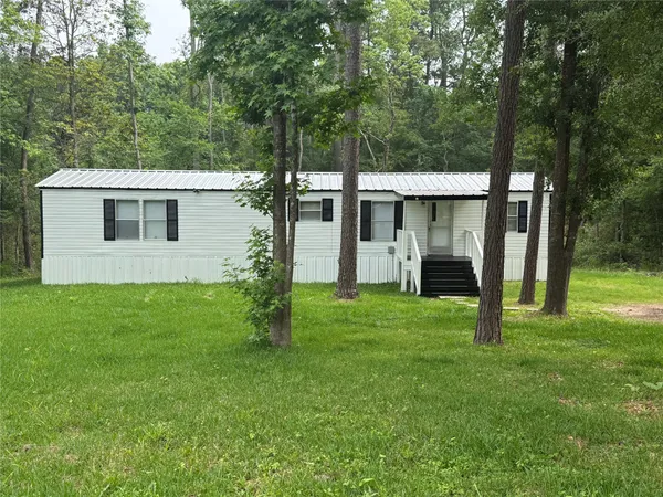 a view of a house with backyard