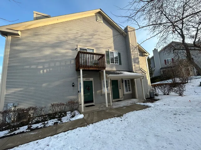 $309,000 | 258 Windsor Court, Unit C, South Elgin, IL 60177