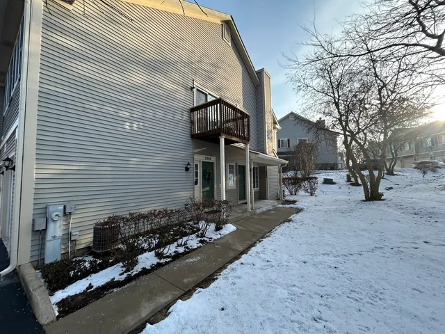 $309,000 | 258 Windsor Court, Unit C, South Elgin, IL 60177