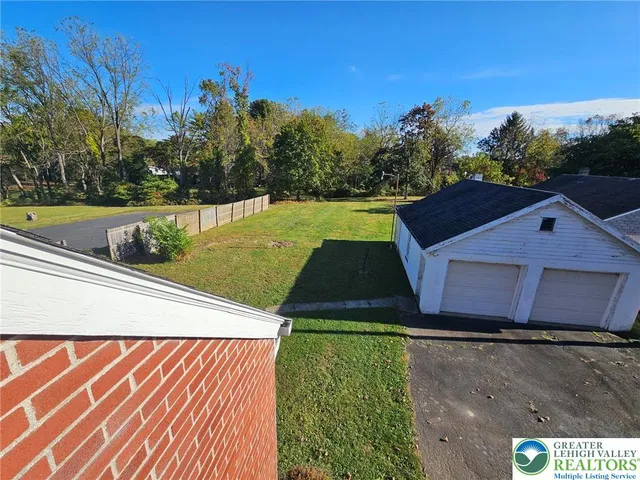 a view of a back yard of the house