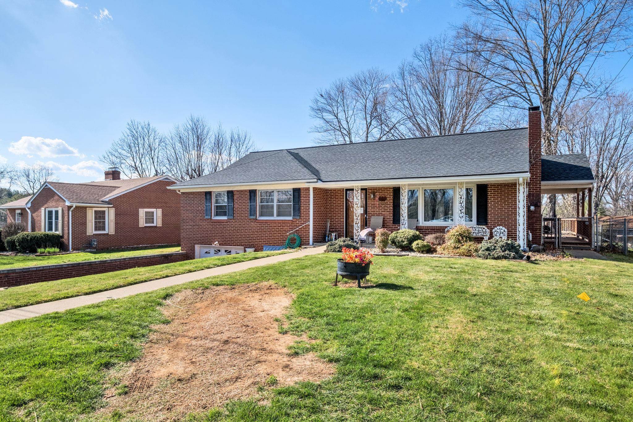 204 Surrey Road Staunton, VA 24401 - Photo 3 of 24 Gallery Image 3