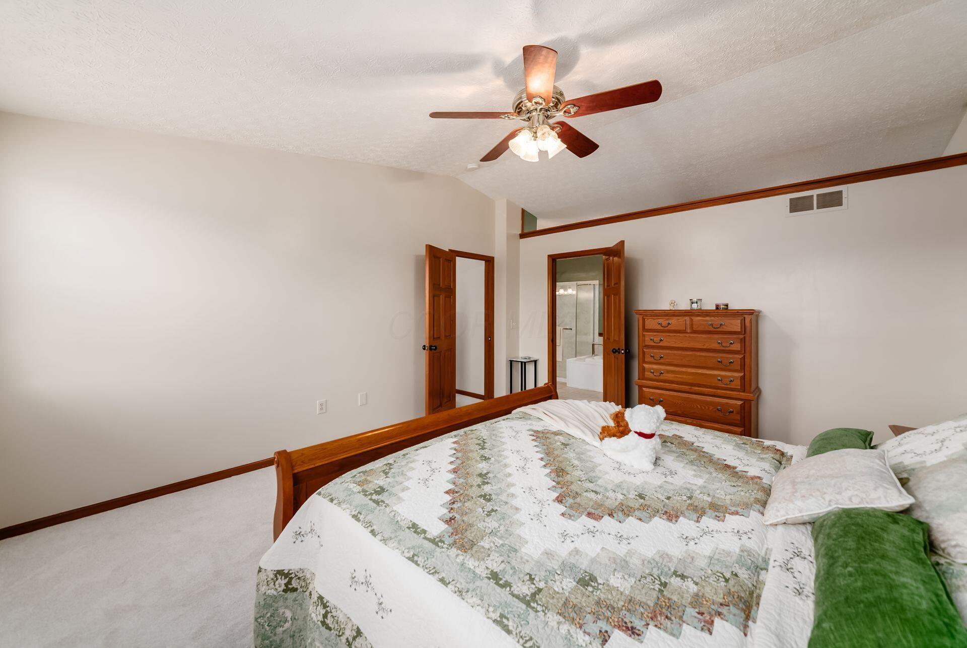 5581 Seapine Road Hilliard, OH 43026 - Photo 27 of 58 Master/Primary Bedroom - 15'10" x 13'7"