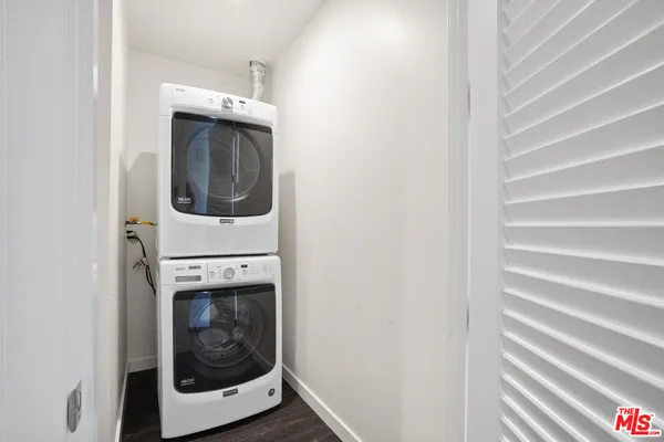 a close up view of a washer and dryer