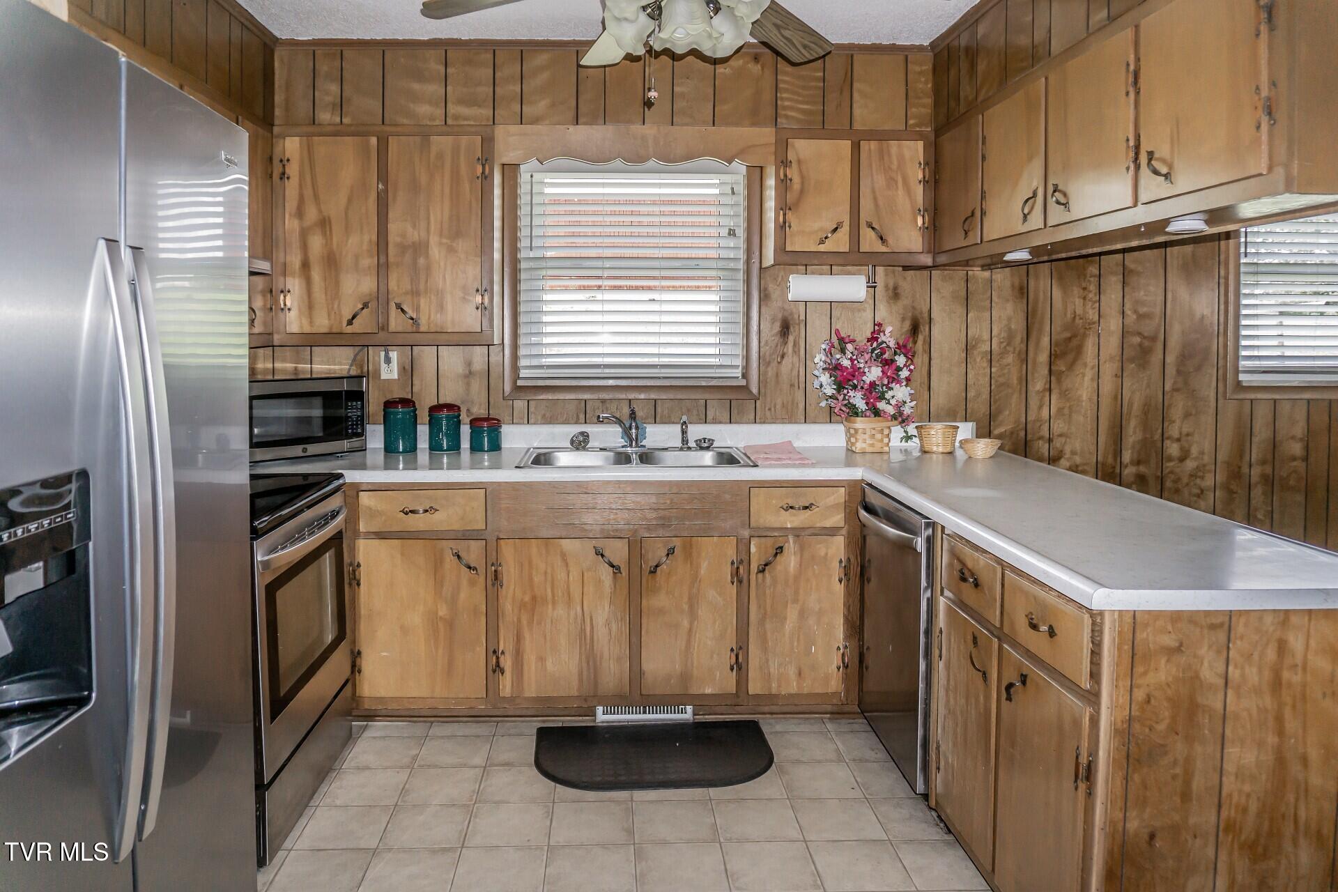 3655 West Allens Bridge Road, Unit 12 Greeneville, TN 37743 - Photo 16 of 42 thumbnail_3655WAllensBridgeG_004