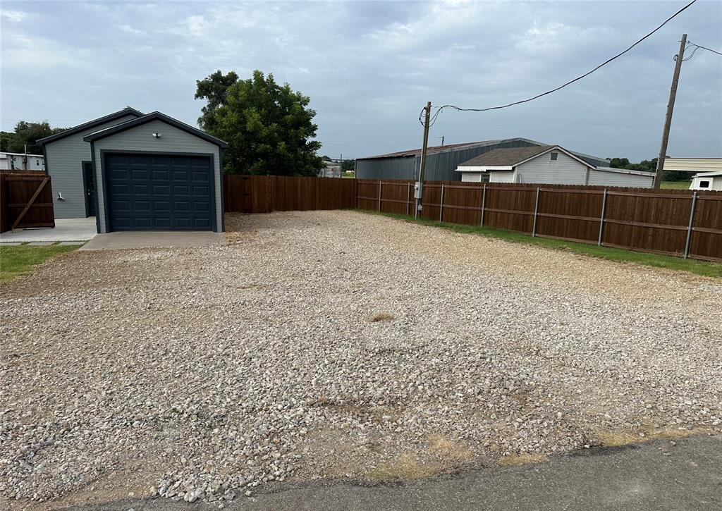 131 Lipan Trail Weatherford, TX 76087 - Photo 2 of 25 a backyard of a house