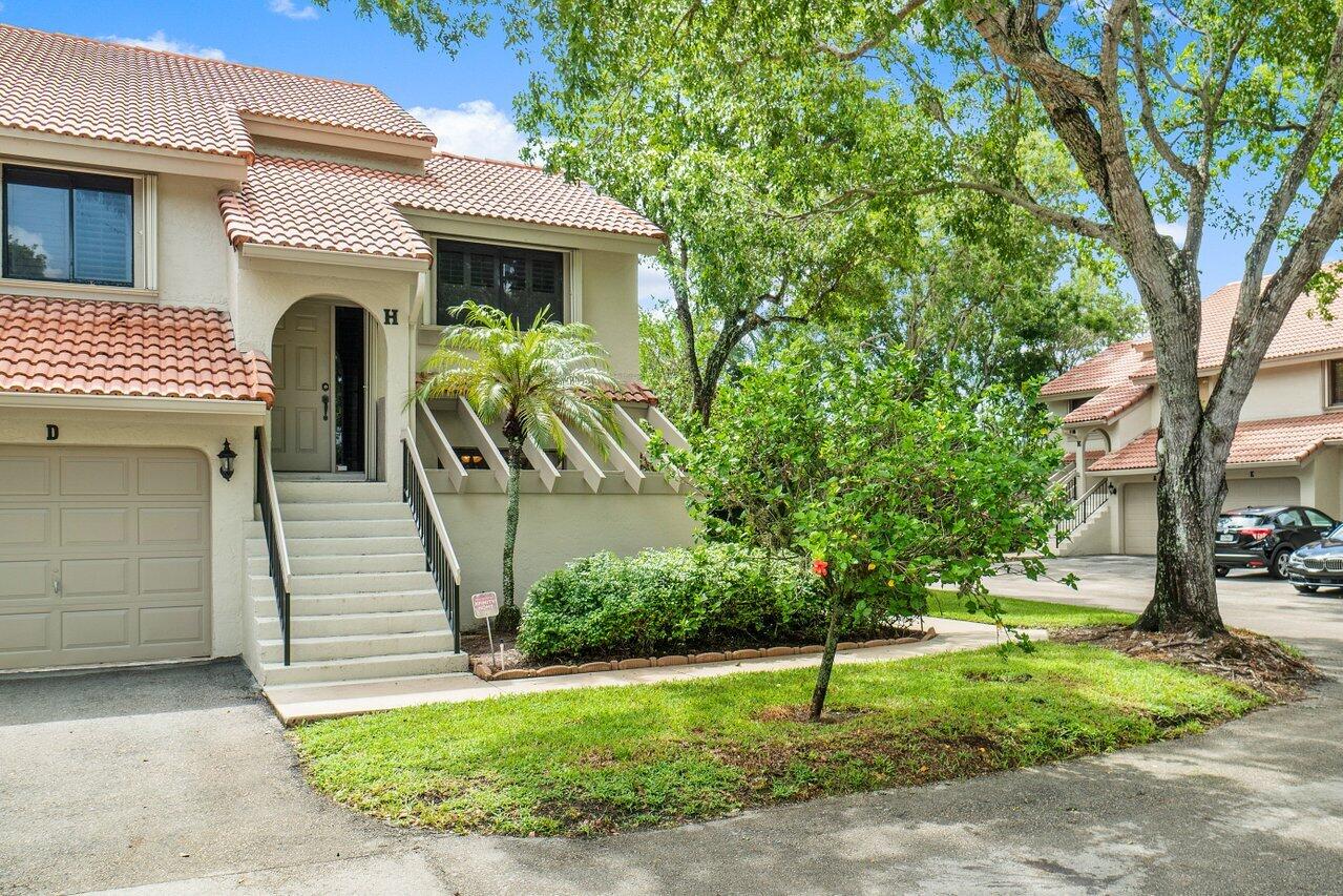 5650 Coach House Circle, Unit D Boca Raton, FL 33486 - Photo 3 of 32 ONE CAR GARAGE