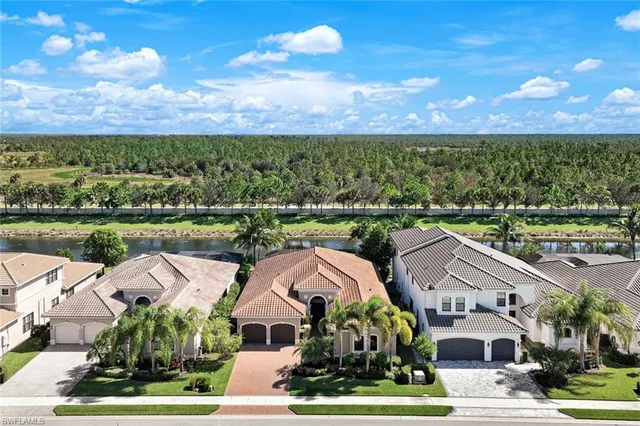 a view of houses with outdoor space and lake view