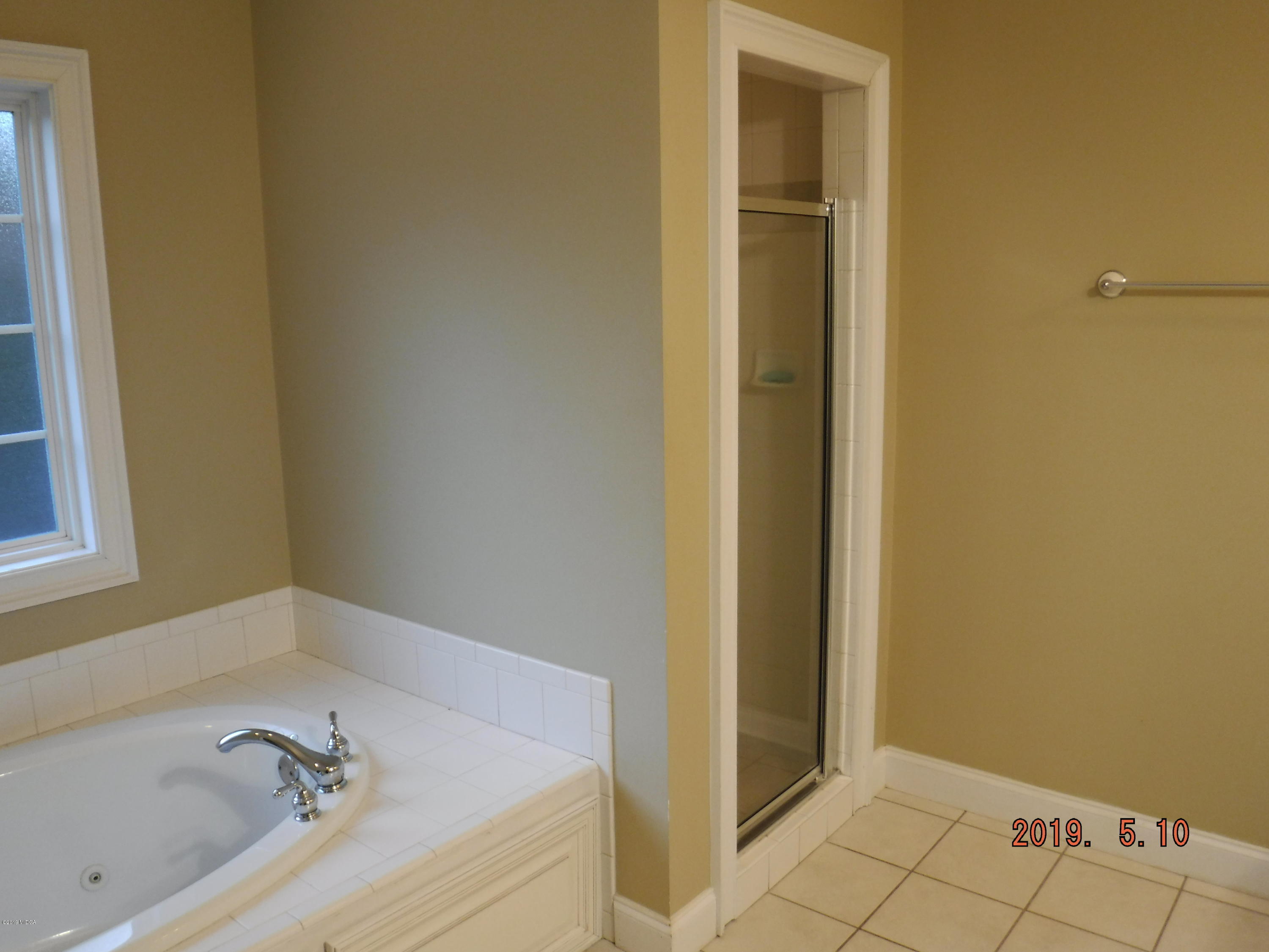 755 Charles Johnson Road Forsyth, GA 31029 - Photo 15 of 35 a bathroom with a bathtub