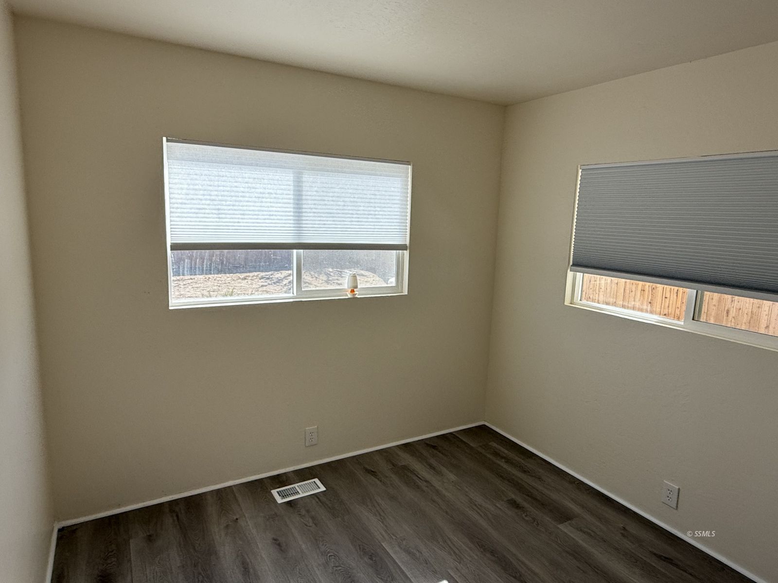 1345 West Upjohn Avenue Ridgecrest, CA 93555 - Photo 4 of 9 an empty room with a window