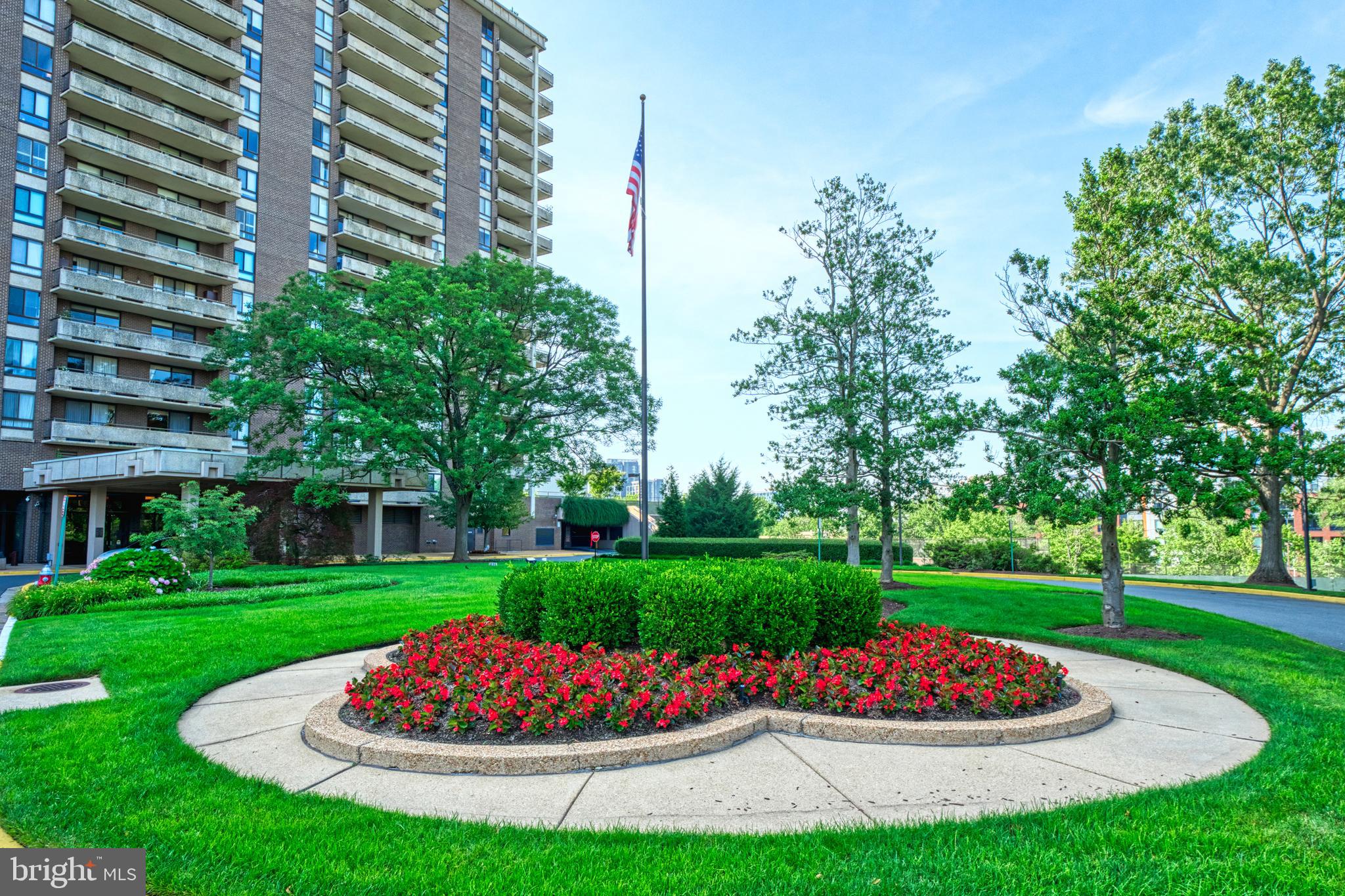 a view of a white and red bench sitting in the middle of a park