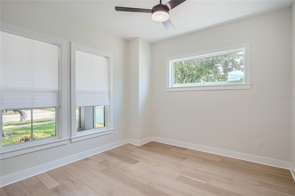 325 33rd Avenue North St. Petersburg, FL 33704 - Photo 18 of 57 an empty room with a window