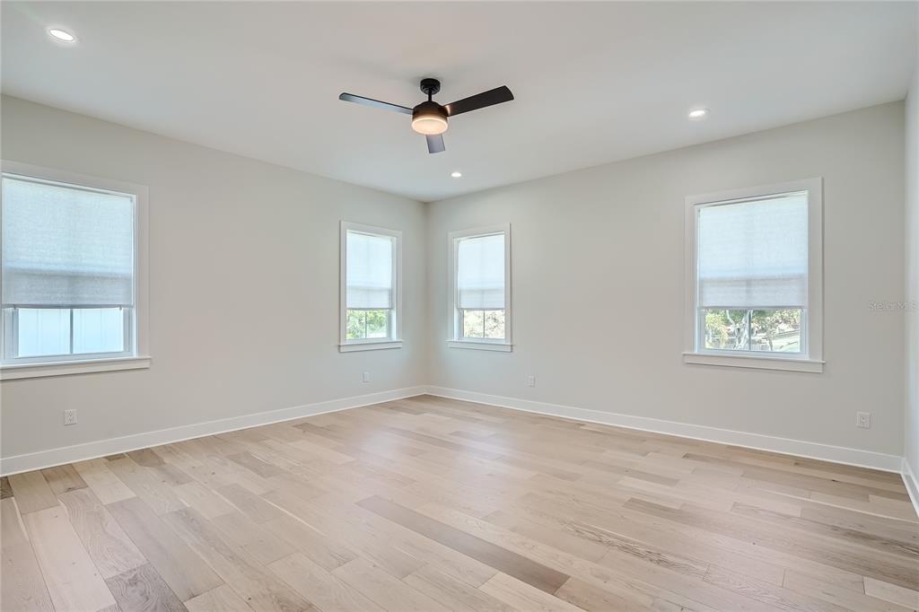 325 33rd Avenue North St. Petersburg, FL 33704 - Photo 22 of 57 a view of an empty room with a window