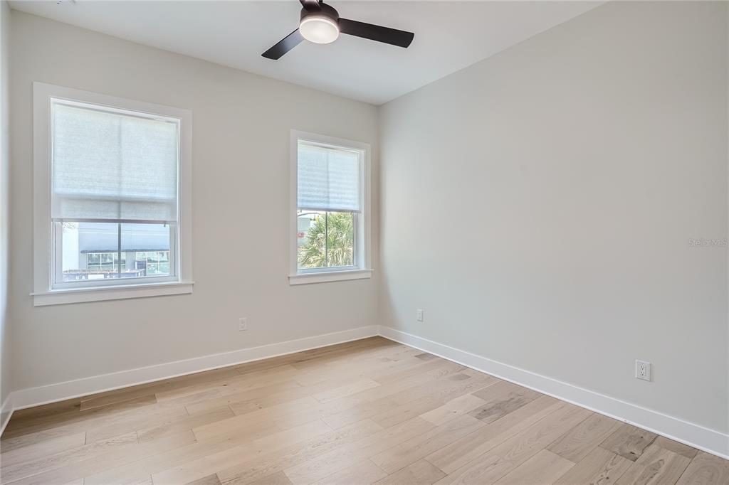 325 33rd Avenue North St. Petersburg, FL 33704 - Photo 29 of 57 an empty room with windows