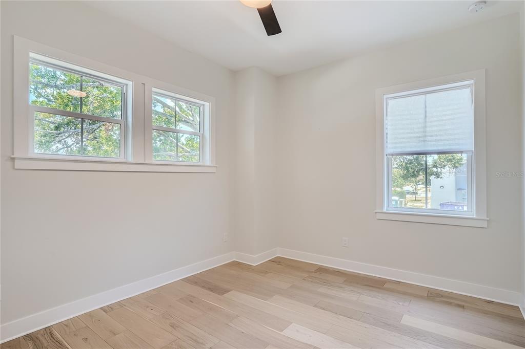 325 33rd Avenue North St. Petersburg, FL 33704 - Photo 30 of 57 an empty room with windows