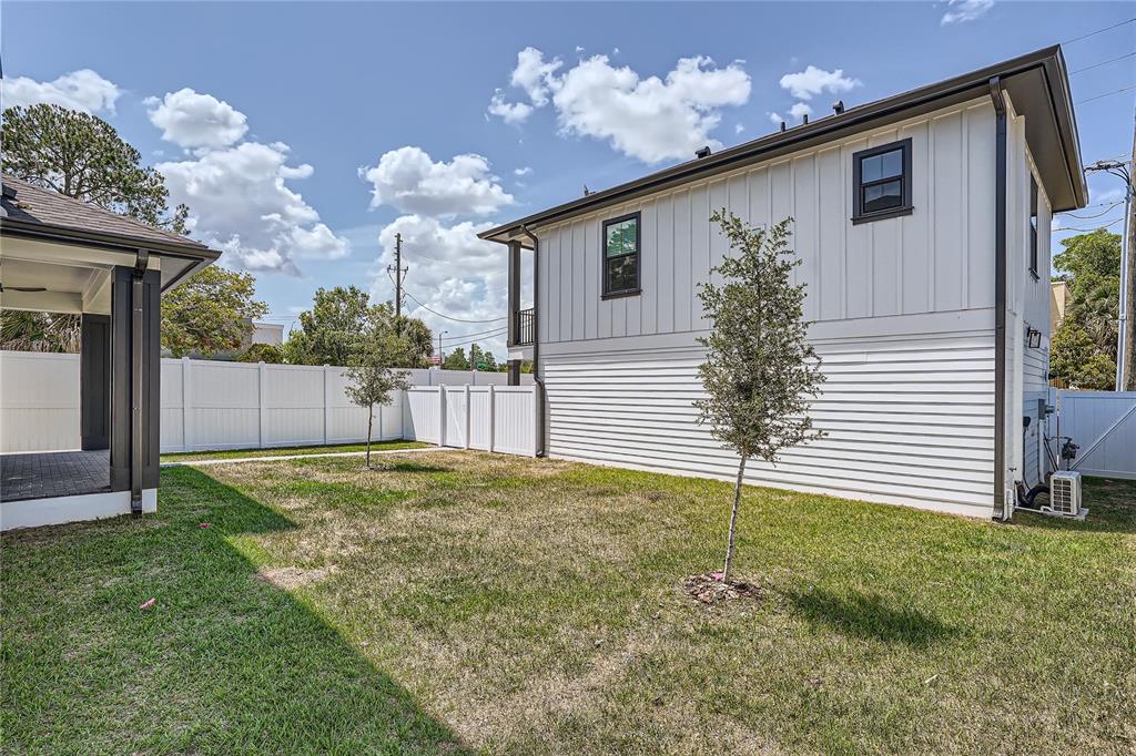 325 33rd Avenue North St. Petersburg, FL 33704 - Photo 40 of 57 a backyard of a house with lots of green space