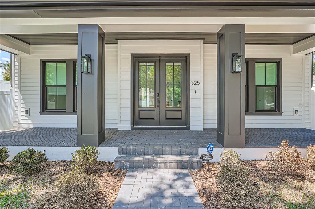 325 33rd Avenue North St. Petersburg, FL 33704 - Photo 4 of 57 a front view of a house