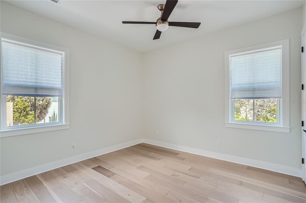 325 33rd Avenue North St. Petersburg, FL 33704 - Photo 50 of 57 an empty room with windows