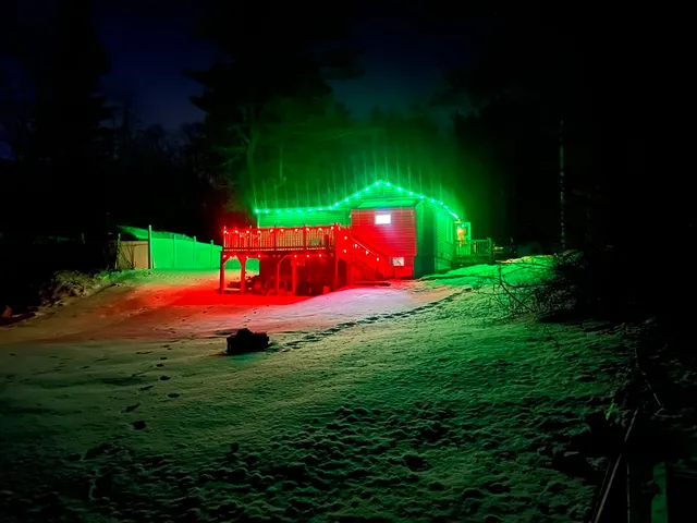 a view of a backyard