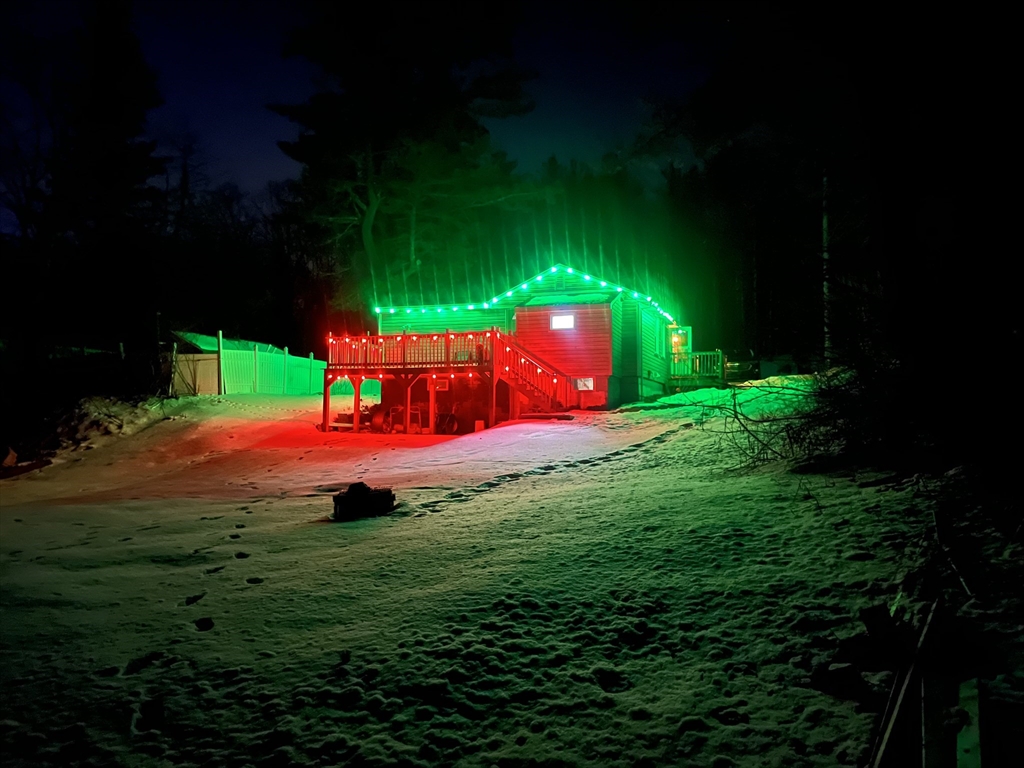 a view of a backyard