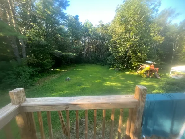 a view of a backyard