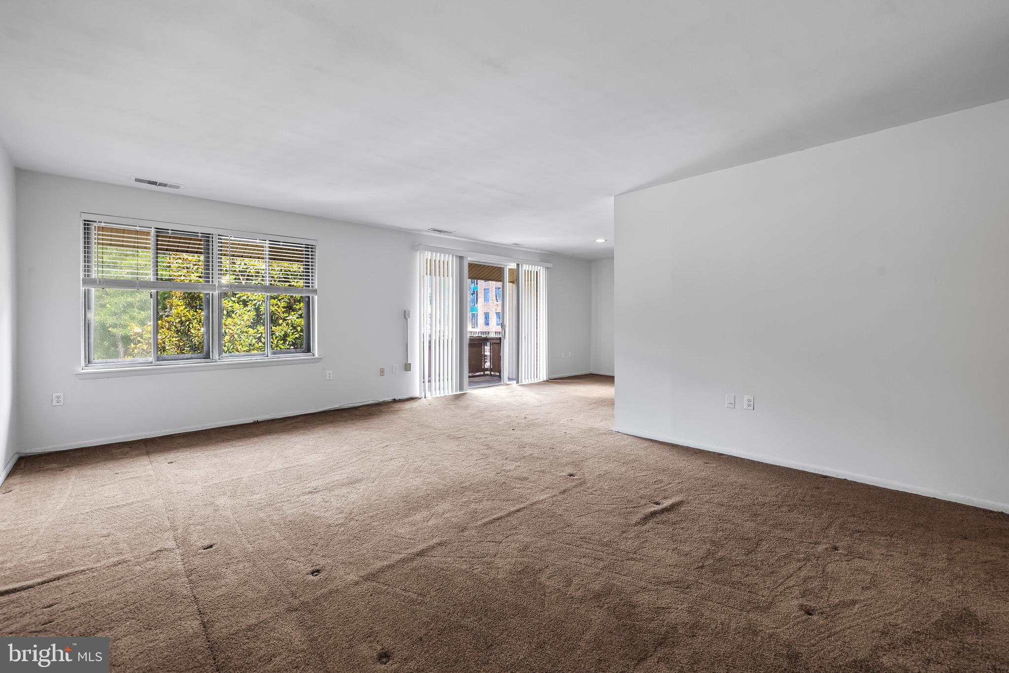 19 Hamill Road, Unit 19E Baltimore, MD 21210 - Photo 13 of 33 Living room