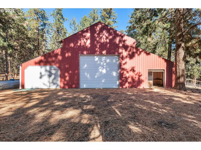 a view of a backyard of building